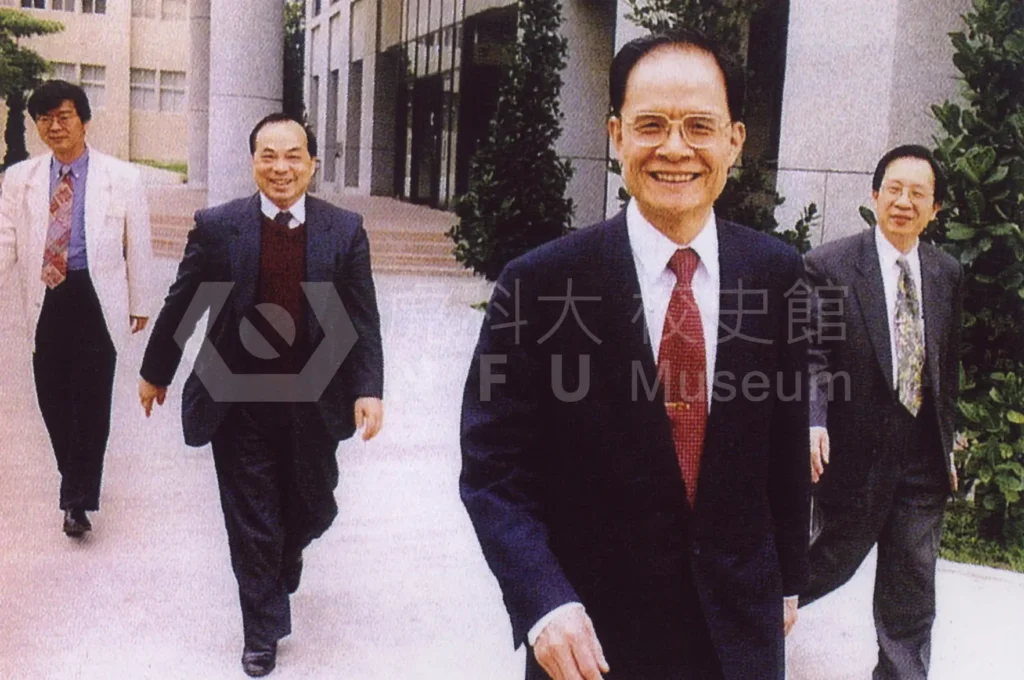 四個人正在走路。